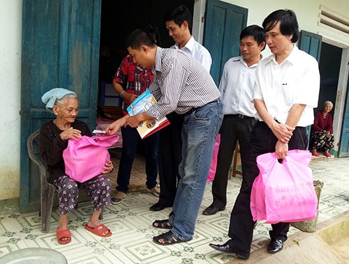 Lê Nhuận thăm và tặng quà các cụ ở Trung tâm Dưỡng lão và dạy nghề cho người khuyết tật ở Hiệp Đức.