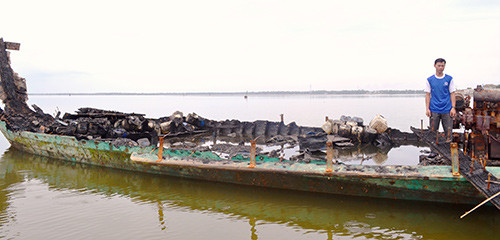Do tàu bị cháy, gia đình ngư dân Đỗ Văn Trầm khó ổn định cuộc sống và trang trải nợ nần.