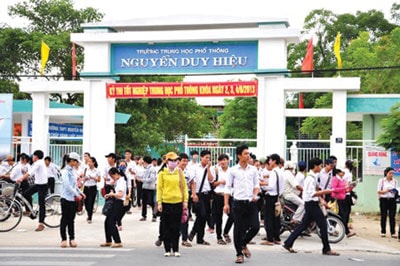 Học sinh trường THPT Nguyễn Duy Hiệu trong giờ tan học.