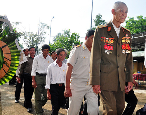 Ông Nguyễn Đức Đồng – người được Đại tương tặng bộ quân phục, cùng CCB xã Tam Ngọc vào viếng hương Đại tướng.