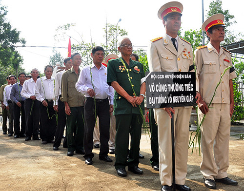 CCB huyện Điện Bàn đến viếng hương Đại tướng.