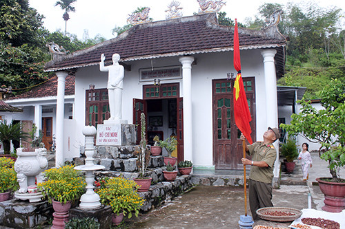 CCB Tử Vi Dân, tổ Đồng Trường 2 thị trấn Trà My treo cờ rủ tại khu nhà thờ và tưởng niệm Bác Hồ trong gia đình mình sau khi nghe tin Đại tướng qua đời.