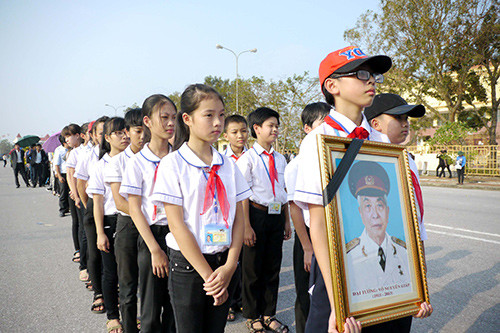 Các em học sinh trường THCS Đồng Phú (Đồng Hới, Quảng Bình) viếng Đại tướng Võ Nguyên Giáp tại quê nhà. Ảnh: Nguyên Khôi.