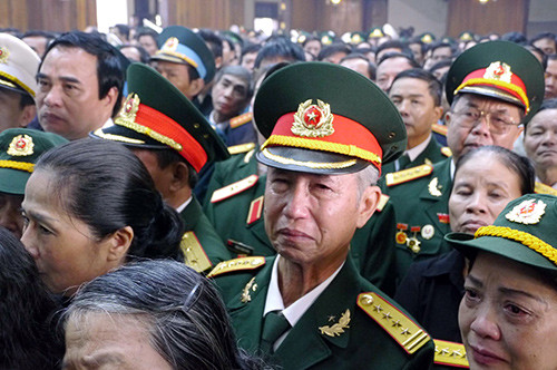 Các cựu chiến binh đã bật khóc trong lễ truy điệu Đại tướng Võ Nguyên Giáp. Ảnh: Nguyên Khôi.