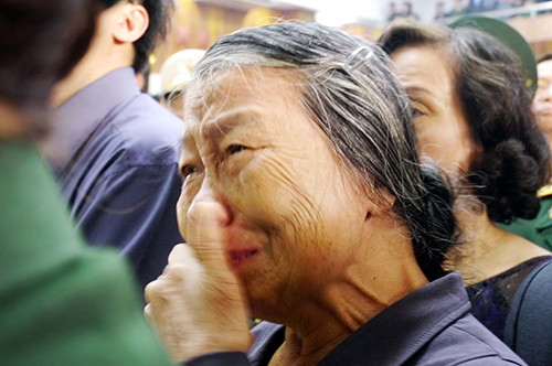 Người dân Quảng Bình bật khóc trong lễ truy điệu Đại tướng. Ảnh: Nguyên Khôi