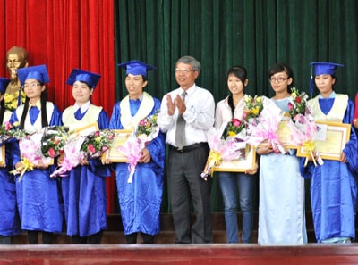 TS.Lê Duy Phát cùng các tân cử nhân đại học năm 2013.                                                                                                                                      Ảnh: X.PHÚ