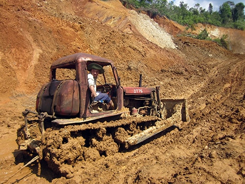 Nhiều phương tiện cơ giới đã chuẩn bị để thông tuyến lên các xã vùng cao Tây Giang. Ảnh: Đình Hiệp