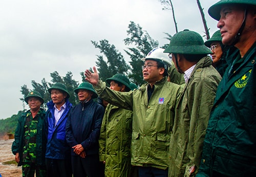 Phó thủ tướng Hoàng Trung Hải kiểm tra, đôn đốc công tác phòng chống bão số 11 tại Tam Quang, Núi Thành. Ảnh: Phương Giang.