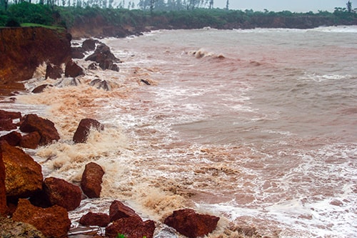 Chiều 14.10, vùng ven biển Núi Thành đã có gió to, sóng lớn. Ảnh: Phương Giang.