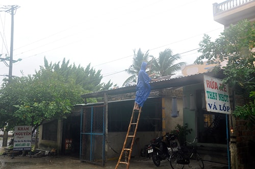 Hộ ông Huỳnh Ngọc Trâm (thôn Hòa An, Tam Giang) lo chằng chống nhà cửa trước tin bão số 11 đi vào địa bàn. 