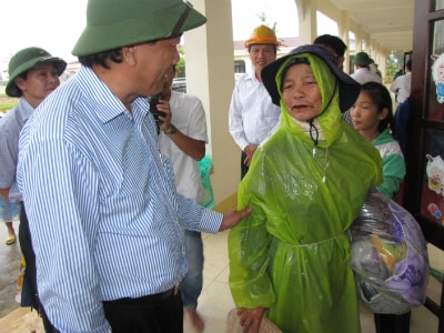 Phó Chủ tịch UBND tỉnh Đinh Văn Thu động viên những người già đi tránh bão tại xã Điện Dương. Ảnh: NGUYỄN DƯƠNG