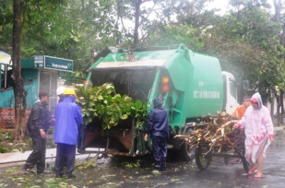 Lực lượng chức năng xã Tam Phú giải tỏa cây cối đổ ngã trên đường Nam Quảng Nam.