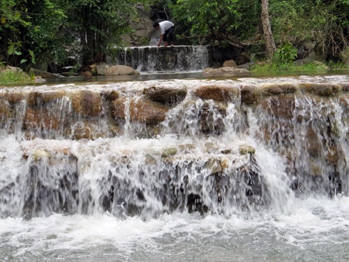 Du khách có thể lội ngược dòng khám phá vẻ đẹp hoang sơ, huyền bí của quần thể suối thác và suối nước nóng.                                                                           Ảnh: H.ANH