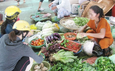 Sau bão một hai ngày, thực phẩm tươi sống cung không đủ cầu. Ảnh: T.ANH