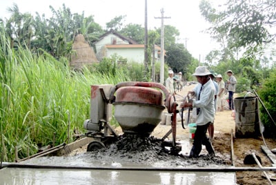 Người dân hăng hái tham gia làm đường giao thông nông thôn.