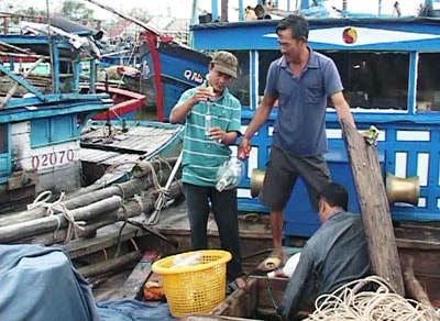 Tàu của ông Huỳnh Ngọc Dui bị hư hỏng nặng, chí phí sửa chữa dự kiến lên đến hàng trăm triệu đồng.