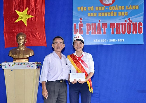 Thầy Võ Thường trong buổi lễ trao thưởng của Hội khuyến học tộc Võ Như năm 2013.