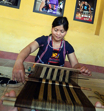 Phụ nữ làng Zara giới thiệu nghề dệt thổ cẩm tại lễ hội văn hóa Việt - Nhật. Ảnh: L.QUÂN
