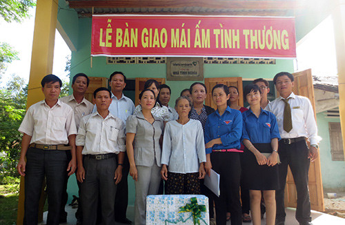 Đại diện Vietcombank chi nhánh Quảng Nam bàn giao nhà đại đoàn kết cho người nghèo TP.Tam Kỳ.