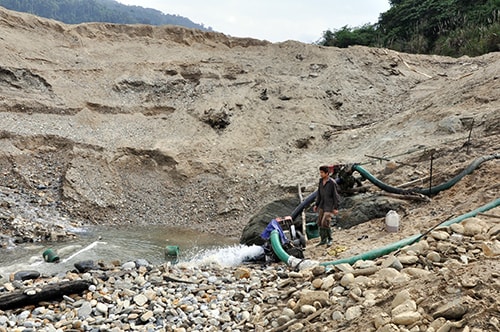 Tình trạng khai thác khoáng sản trái phép tại Nam Giang đã được chấn chỉnh. Trong ảnh: Khai thác vàng trái phép tại Thành Mỹ trước đây.  Ảnh: NG.ĐOAN