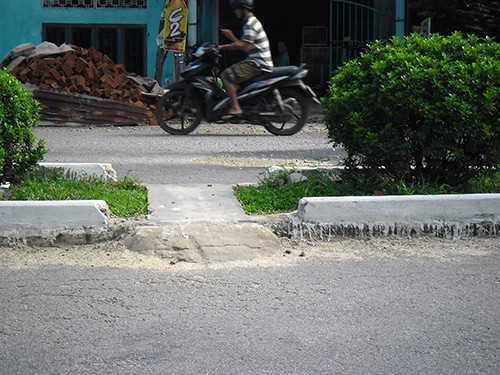 Dải phân cách trên đường Nguyễn Hoàng bị đập phá làm lối băng ngang. Ảnh: T.Q