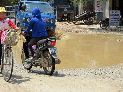 Đường ĐT 609 đoạn qua thôn Tân An (xã Đại Lãnh) đọng nhiều vũng nước lớn gây cản trở lưu thông. Ảnh: TRIÊU NHAN