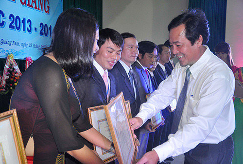 Phó Chủ tịch UBND tỉnh Huỳnh Khánh Toàn trao bằng khen của UBND tỉnh cho các cá nhân, tập thể trường Cao đẳng Y tế Quảng Nam.
