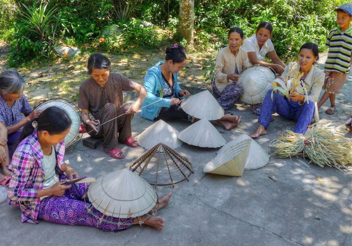 Người làm nón thường chia sẻ kinh nghiệm để tạo sản phẩm đẹp hơn.