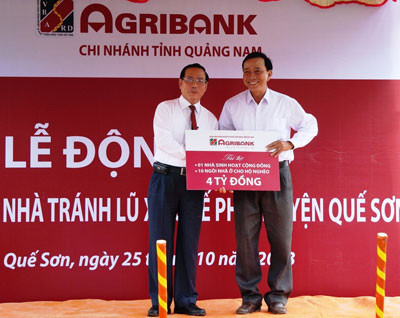 Ông Võ Văn lâm - Giám đốc chi nhánh Ngân hàng NN&PTNT Quảng Nam trao tiền hỗ trợ cho chính quyền và nhân dân  xã Quế Phú.