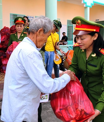 Đoàn công tác xã hội Bộ Công an và các nhà hảo tâm trao quà tại xã Điện Phước (Điện Bàn).