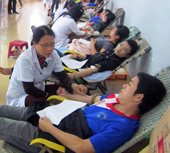 Sinh viên trường Đại học Quảng Nam tham gia hiến máu tình nguyện.