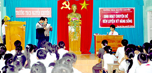 Một buổi giáo dục kỹ năng sống của trường THCS Nguyễn Khuyến (Núi Thành) do VVOB tài trợ.Ảnh: X.PHÚ