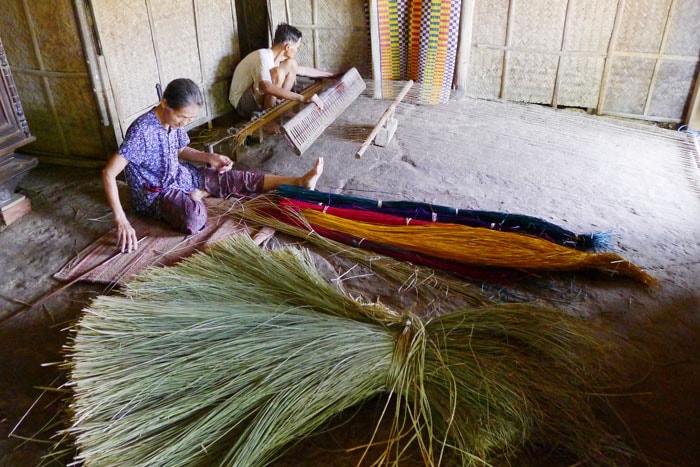 Vợ chồng ông Tám Thanh (làng chiếu Duy Vinh) có 50 năm dệt chiếu, mỗi ngày ông bà dệt 4 chiếc.