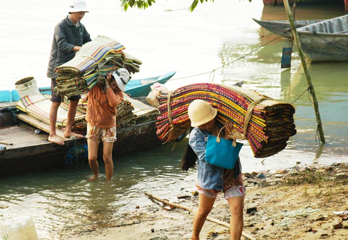 Chiếu vận chuyển bằng đường sông về bán tại chợ Bàn Thạch.