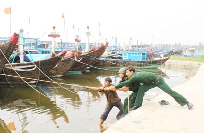 Bộ đội Biên phòng Tam Thanh giúp neo đậu tàu thuyền cho người dân. Ảnh: X.N