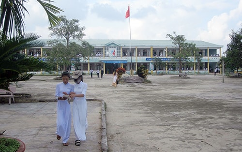 “Học và làm theo gương Bác”, thầy và trò trường THPT Lý Tự Trọng dạy tốt - học tốt và tích cực hoạt động xã hội.Ảnh: N.QUANG 