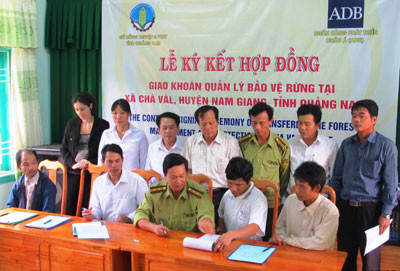 Lễ ký kết hợp đồng giao khoán bảo vệ rừng tại xã Chà Vàl, huyện Nam Giang vào ngày 23.10.