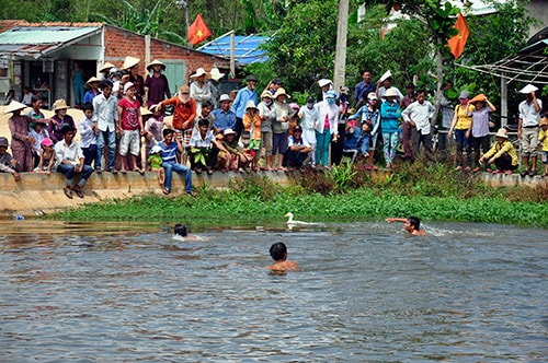 Tưng bừng với trò chơi “bắt vịt trên ao” tại khu dân cư Đông Hà. 