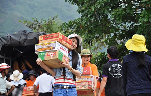 Mang quà đến với nhân dân vùng bão lũ.