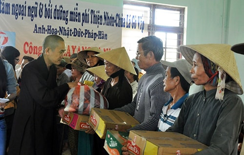 Thượng tọa Thích Nhuận Tâm trao quà cho bà con vũng bão lũ.