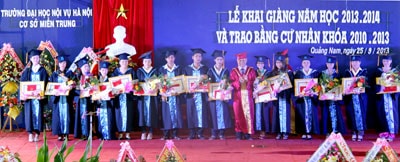 Trao bằng cử nhân cho sinh viên khóa 2010 - 2013.