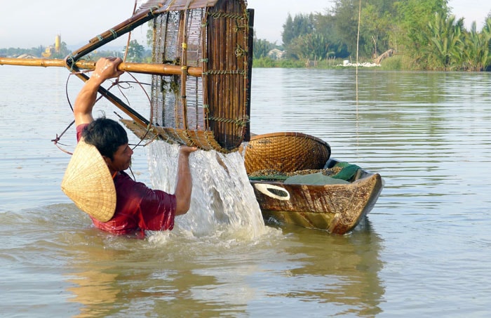 Anh Phạm Sỹ - người có biệt danh “dũng sĩ cào hến”.