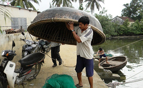 Đưa thúng chai lên bờ tránh bão.