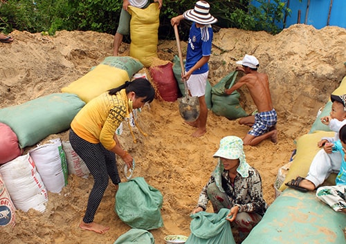 Gia đình ông Huỳnh Ngọc Ánh tổ 9, thôn Hà Bình đào hầm trú bão cho bà con. Ảnh: Xuân Nghĩa