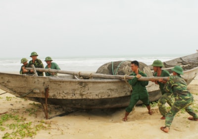 Bộ đội Biên phòng đưa tàu lên bờ tránh bão cho ngư dân thôn Hà Bình (Bình Minh). Ảnh: Xuân Nghĩa