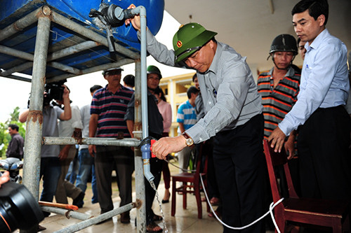 Phó Thủ tướng Nguyễn Xuân Phúc kiểm tra nguồn dành cho người dân sơ tán dùng trong những ngày tránh bão. Ảnh: Minh Hải