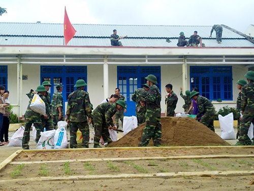 Bộ đội giúp các trường học chèn chống trước bão.