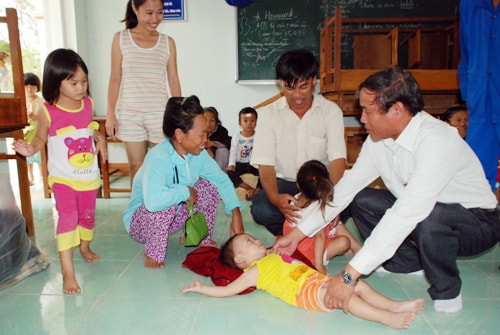 Bí thư Huyện ủy Duy Xuyên động viên bà con tập trung trú bão tại trường tiểu học Duy Hải.