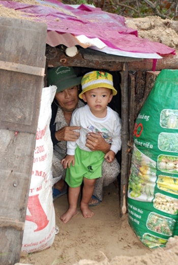 Hai bà cháu trong hầm trú bão.