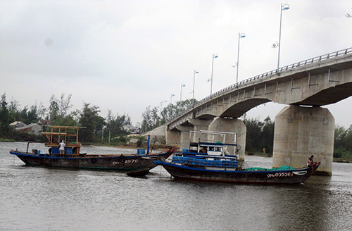Khoảng hơn 200 tàu thuyền của ngư dân nhiều địa phương vào neo đậu tại khu vực cầu Trường Giang.